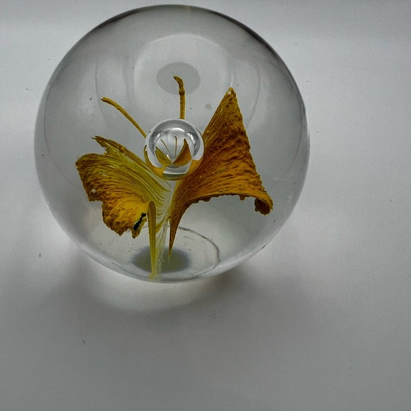 Vintage K’s Collection paper weight yellow flower with little ant bubble - Picture 1 of 10